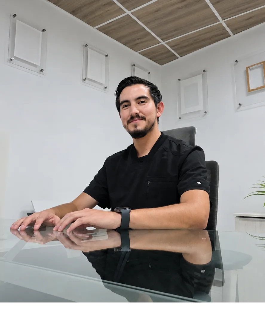 Dr. Adrian Fimbres Morales especialista en cirugía general y coloproctología en Querétaro y San Juan del Río